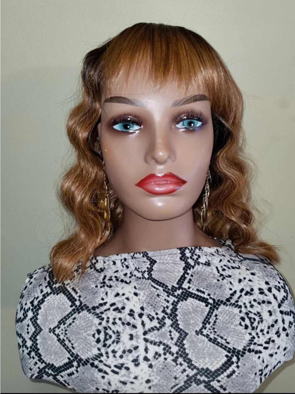 Synthetic Wavy Bob Wig with Side Bangs - Honey Blonde